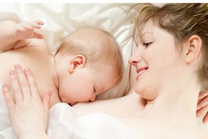 Những ưu điểm và lưu ý khi cho trẻ bú bình và bú sữa mẹ
