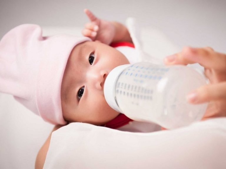Lựa chọn bình sữa cho trẻ sơ sinh loại nào tốt? Nhựa, thủy tinh hay silicone…