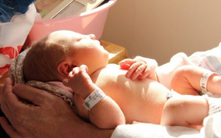 6 cách chăm sóc trẻ sơ sinh vào mùa đông mẹ nên biết