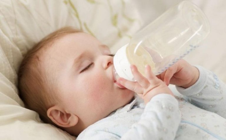 Có nên cho bé bú sữa mẹ kết hợp sữa công thức?