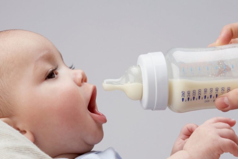 Chuyên gia chỉ cách chọn size núm ti cho bé cực chuẩn
