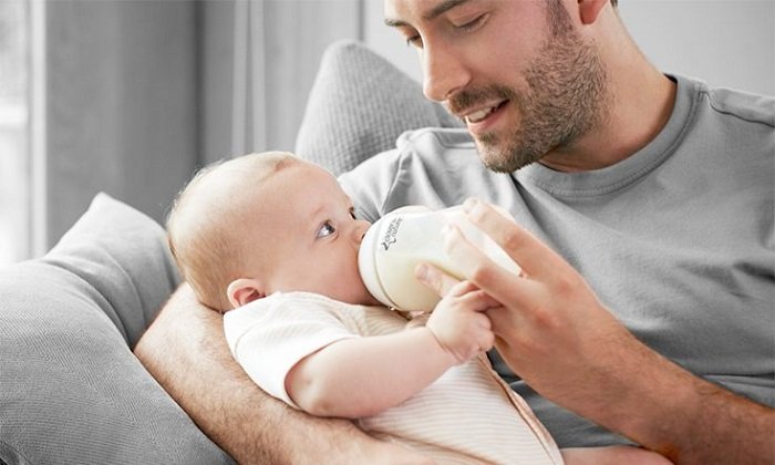 Mua bình sữa bao nhiêu ml cho trẻ sơ sinh thì phù hợp?