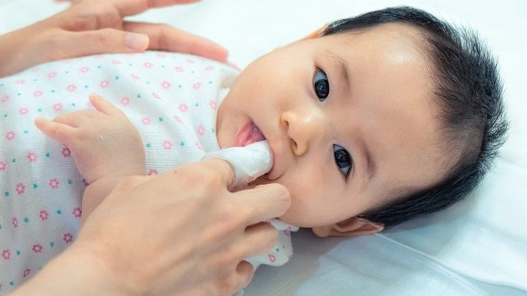 Hướng dẫn mẹ 3 cách rơ lưỡi cho trẻ sơ sinh hiệu quả