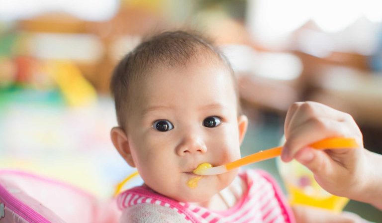 Cho trẻ ăn váng sữa khi nào trong ngày là tốt nhất?
