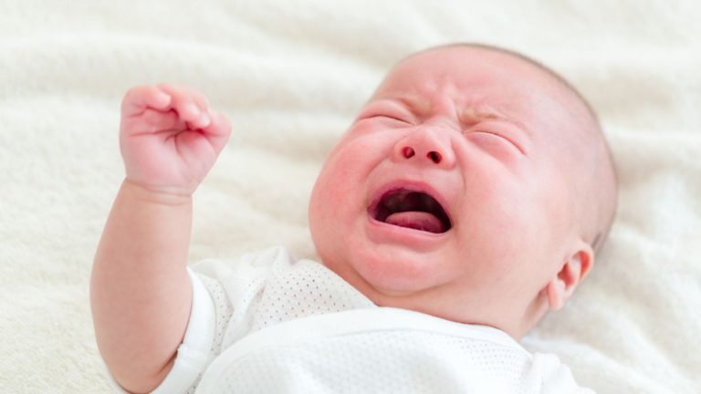 Trẻ bị táo bón: Dấu hiệu và cách cải thiện tại nhà