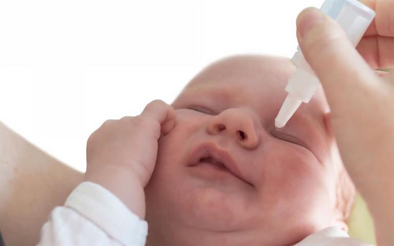 Có nên nhỏ mắt cho trẻ sơ sinh hàng ngày không?