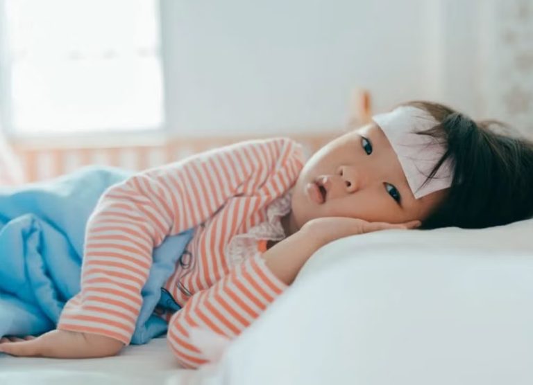 Trẻ bị cúm A nên làm gì? Hướng dẫn xử lý đúng cách cho bố mẹ